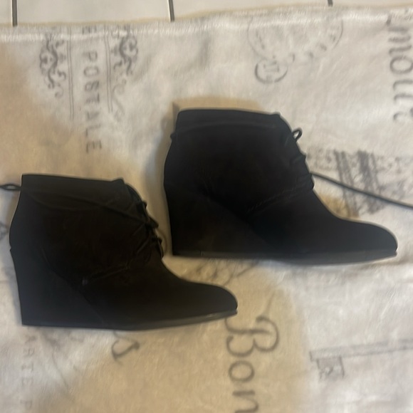 Women’s size 8.5 black suede short wedge boots - Picture 3 of 4